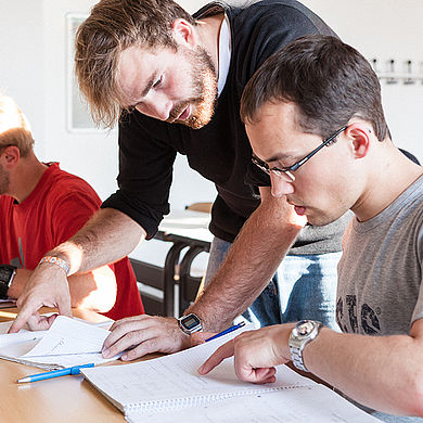 Mathe-Tutor erklärt einem Studenten eine Aufgabe