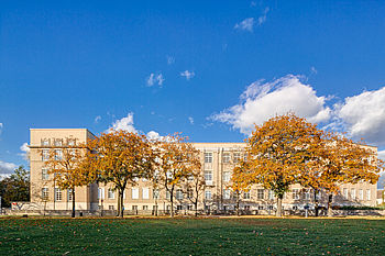 Das Gebäude A vom Römerweg aus mit Herbstbäumen