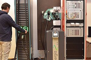 Teststand für das Prüfen von Ladeinfrastruktur im Digital Grid Lab des Fraunhofer ISE © Fraunhofer ISE