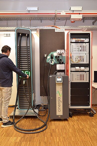 Teststand für das Prüfen von Ladeinfrastruktur im Digital Grid Lab des Fraunhofer ISE © Fraunhofer ISE