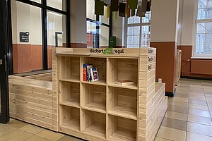 Büchertauschregal am Campus Treskowallee © HTW Berlin/Anja Schuster