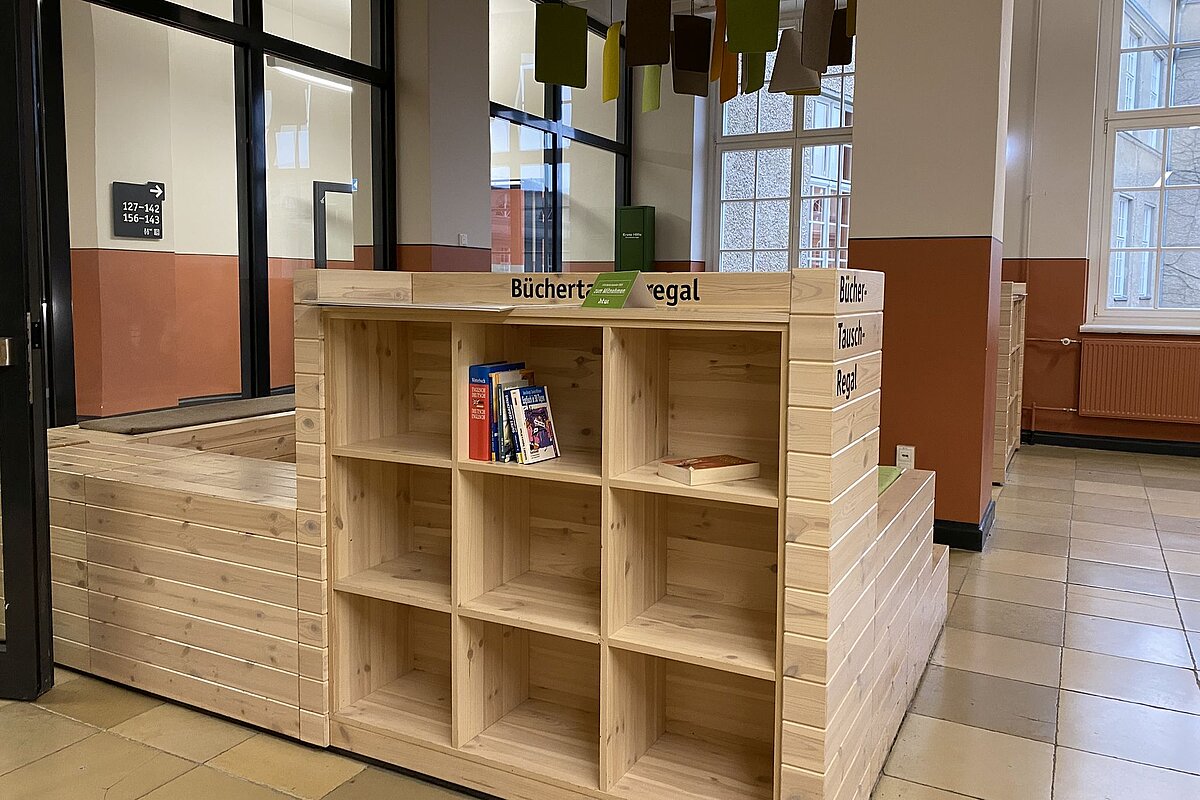 Büchertauschregal am Campus Treskowallee © HTW Berlin/Anja Schuster