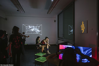 Dunkler Ausstellungsraum mit leuchtenden Objekten bei der Werkschau 2022 © HTW Berlin/Alexander Rentsch