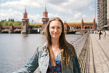 Ines Kawgan-Kagan vor der Berliner Oberbaumbrücke