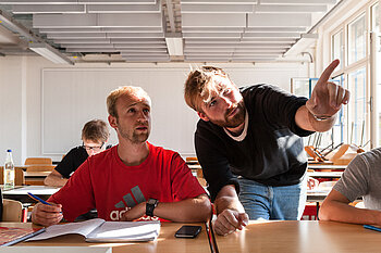 Tutor erklärt einem Studenten etwas