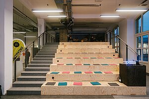 Treppe mit Sitzmöglichkeiten im Co-Working Space