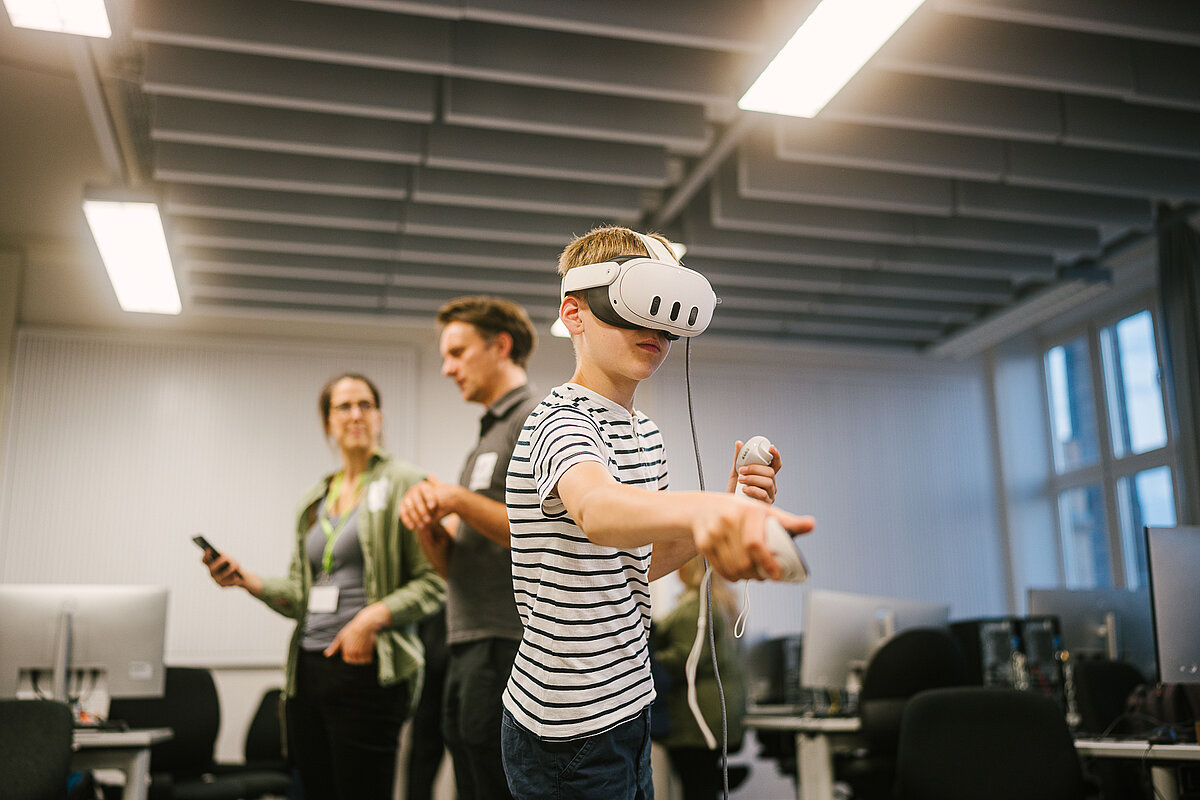 Kind hat eine VR-Brille an