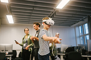 Kind hat eine VR-Brille an