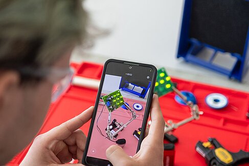 Junger Mensch filmt mit dem Handy das Lötprojekt © O ja! Orientierungsjahr 