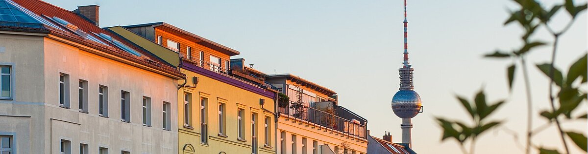 Häuserfront, im Hintergrund der Berliner Fernsehturm
