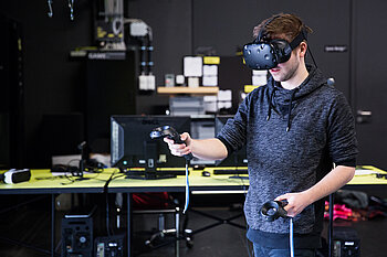 Student mit VR-Brille