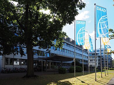 DAAD Haupthaus mit Fahnen © Thomas Pankau (CC BY-SA 4.0)