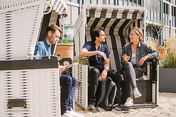 Students in beach chairs on the Wilhelminenhof campus © HTW Berlin/Alexander Rentsch Students in beach chairs on the Wilhelminenhof campus