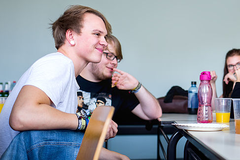 Zwei Studierende beim Brunch © HTW Berlin/Dennis Meier-Schindler Zwei Studierende beim Brunch