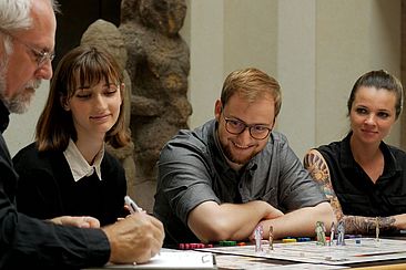 Eine Gruppe von vier Personen testet das Brettspiel © Berliner Antike-Kolleg/Karsten Prühl