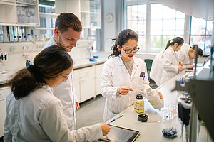 Forschende im Labor © HTW Berlin/Alexander Rentsch