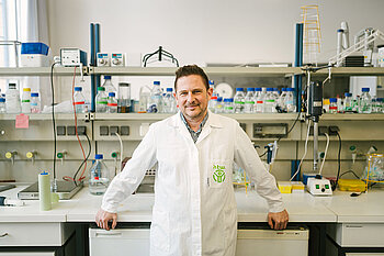 Mann im weißen Kittel im Labor