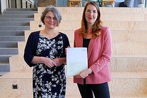 Präsidentin Prof. Dr. Annabella Rauscher-Scheibe und Dr. Kathrin Goldammer mit der Ernennungsurkunde