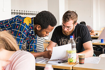 Tutor hilft einem Studenten