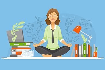 Frau, die in Mediationspose auf einem Schreibtisch sitzt © iStock Frau, die in Mediationspose auf einem Schreibtisch sitzt