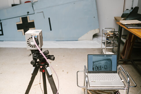 Untersuchung eines Flugzeugrumpfs © HTW Berlin/Alexander Rentsch Kamera und Laptop