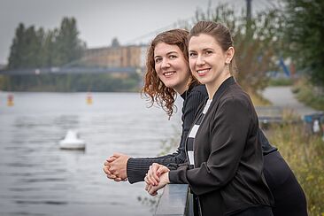 Anne Hübinger und Sarah Marx an der Spree