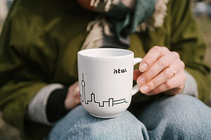 Tasse mit Berlin-Skyline © HTW Berlin/Alexander Rentsch Tasse mit Berlin-Skyline