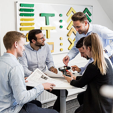 Gruppe von Studierenden im Labor