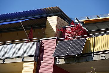 Solarpanel an einem Mehrfamilienhaus