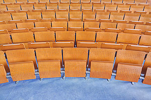 Stuhlreihen in der Aula am Campus Treskowallee der HTW Berlin © HTW Berlin/Alexander Rentsch