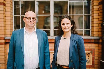 Markus Krämer und Silvia de Lima Vasconcelos vor Gebäude C