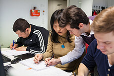 Internationale Studierende bei einer Projektarbeit