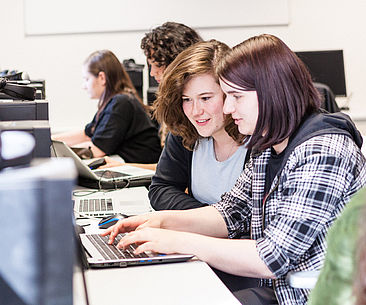 Zwei Studentinnen am Computer