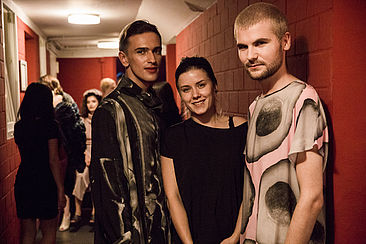 Modedesign-Studentin mit Models © HTW Berlin/Nikolas Fahlbusch Modedesign-Studentin mit Models