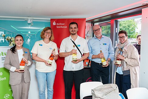 Vertreter*innen der Sparkasse und der HTW Berlin bei der Preisverleihung © HTW Berlin/Miguel Hahn