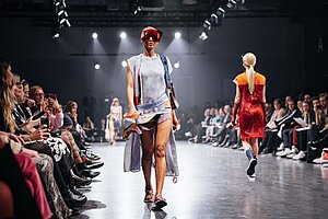 2 Modelle auf dem Laufsteg der Neo.Fashion © Jens Zander