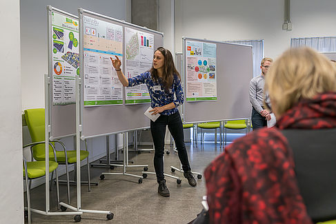 Studentin bei der Präsentation © HTW Berlin/Adina Herde Studentin bei der Präsentation