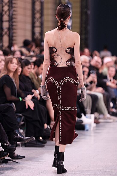 Model auf dem Laufsteg bei der Präsentation von 'Nutzmensch' © Sven Görlich