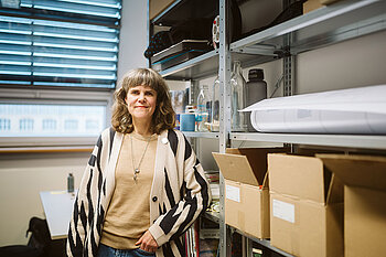 Jona Piehl vor Regalen