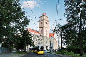 Straßenbahn, im Hintergrund das Peter-Behrens-Haus