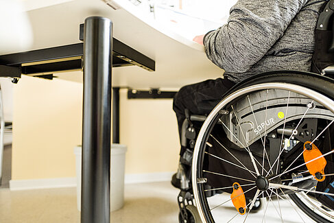 Rollstuhlfahrer am Arbeitsplatz