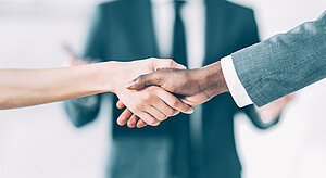Handschlag zwischen Geschäftsfrau und -mann © iStock.com - LightFieldStudios Handschlag zwischen Geschäftsfrau und -mann