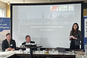 HTW-Studentin Asli Karaman steht vor einer Leinwand und präsentiert die Ergebnisse © Bezirksamt Friedrichhain-Kreuzberg