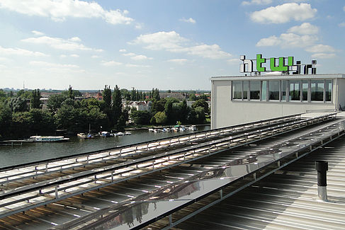 Photovoltaik-Anlage auf einem Gebäudedach der HTW Berlin © HTW Berlin