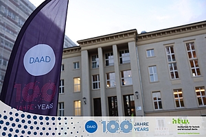 Flagge des DAAD vor dem Audimax der HTW Berlin © DAAD