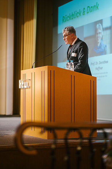 Mathis Kuchejda am Pult beim Herbstempfang 2023 der HTW Berlin © HTW Berlin/Alexander Rentsch