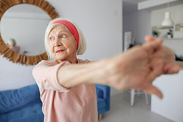 Ältere Frau hebt die Arme © Yaroslav Astakhov - istockphoto.com