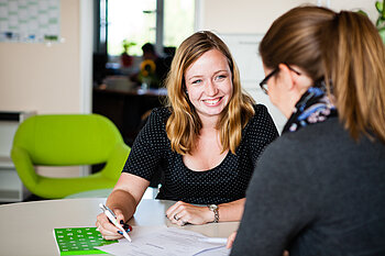 Kolleginnen im Gespräch