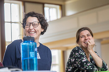 Zwei Mitarbeiterinnen