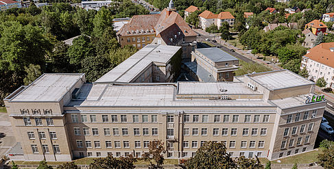 Blick von oben auf das Gebäude A auf dem Campus Treskowallee